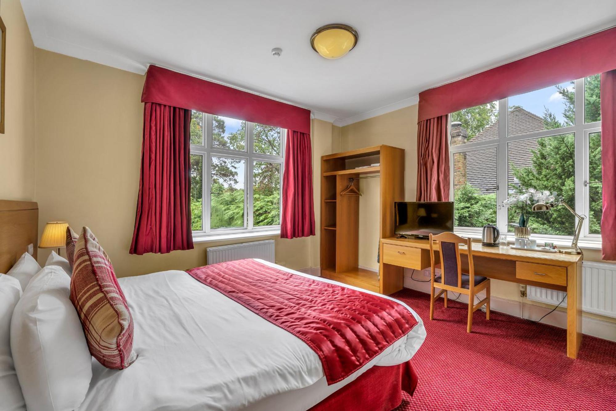 Dial House Hotel Crowthorne Exteriör bild